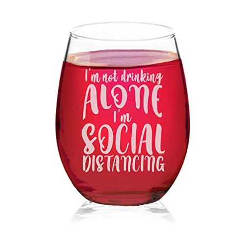 Veracco I'm not drinking alone I'm Social Distancing 재미있는 생일 기프트 독신 마지막 파티 기념품 스팀 레스 와인글라스(클리어,유리)